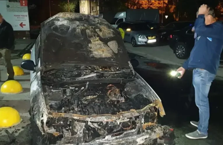 Százával égnek az ukrajnai toborzóirodák járművei