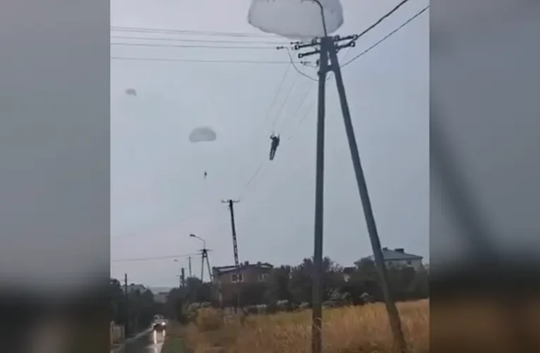 Villanyvezetékeken landoltak a lengyel ejtőernyősök (videó)