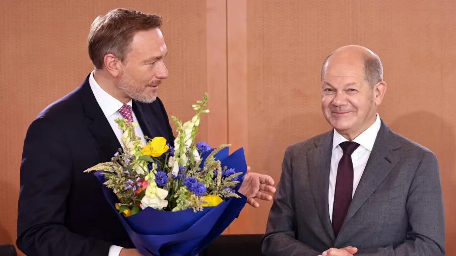 Kiemelt kép: Christian Lindner pénzügyminiszter születésnapján köszönti Olaf Scholz német kancellárt a kormány 2023. június 14-i ülésén, a berlini kancellári hivatalban (Fotó: MTI/EPA/Clemens Bilan)