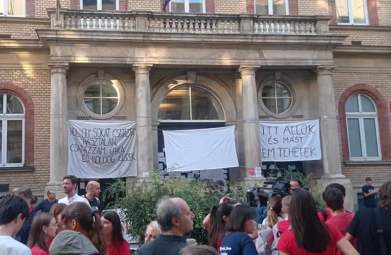 Évnyitó helyett tüntettek a Madách Imre Gimnázium tanulói