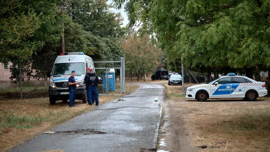 Kiemelt képen: a vitnyédi Csemajort kettőszelő kerítésnél a Készenléti Rendőrség tagjai teljesítenek szolgálatot / Fotó: Nyugat.hu - Mészáros D. Zsolt