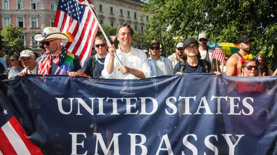 Kiemelt képen: a David Pressman nevű amerikai nagykövet boldogan vonulgat egy pride rendezvényen Magyarországon / fotó: facebook