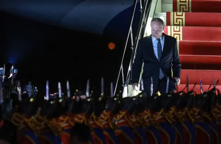 Zelenszkij tombol: Putyint letartóztatás helyett vörös szőnyeggel és díszsorfallal fogadták