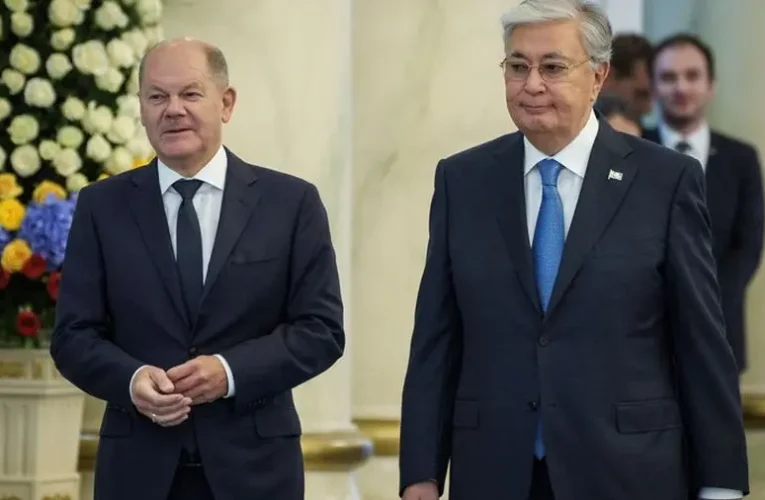 A kazah elnök a német kancellárnak: Oroszország katonailag legyőzhetetlen