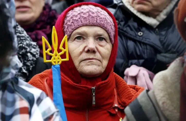 Jelentős nyugdíjelvonások kezdődnek Ukrajnában: elkobozzák a bankszámlára utalt nyugdíjakat