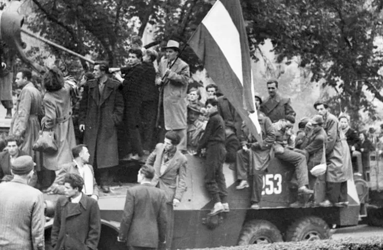 Kiemelt képen: Budapest lakossága a szovjet megszállás ellen tiltakozik 1956 novemberében / Fotó: INTERCONTINENTALE / AFP