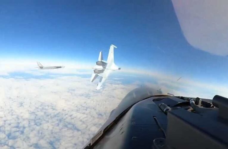 Ráijesztett egy amerikai F-16-ra az orosz Szu-35Sz pilótája (videó)