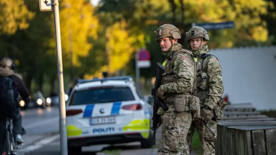 Kiemelt kép: Katonák az izraeli nagykövetség közelében történt két robbanást követően, Koppenhága északi részén (Fotó: MTI/EPA/Ritzau/Emil Helms)