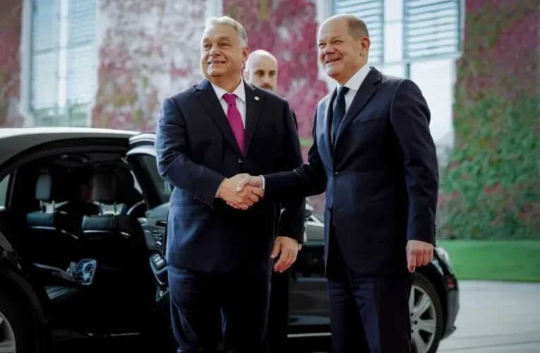 Mozgalmas napja van Berlinben Orbán Viktornak