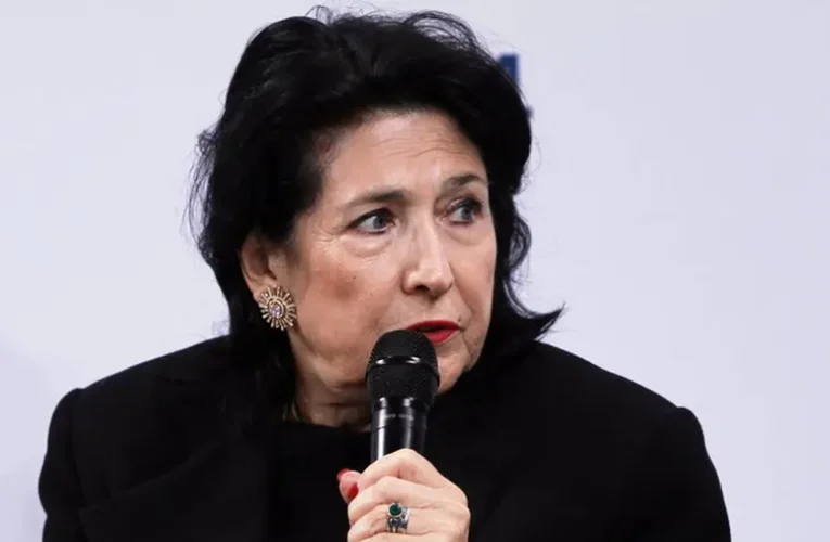 Grúzia nyugatbarát elnöke tömeges utcai tüntetésekre szólít fel