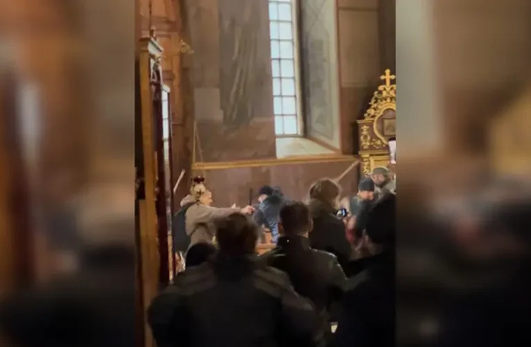 Szélsőséges fegyveresek tüzet nyitottak az Ukrán Ortodox Egyház híveire és papjaira (videó)