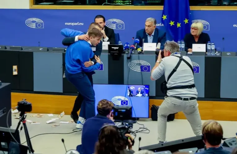 DK-s provokátor próbálta megzavarni Orbán Viktor nemzetközi sajtótájékoztatóját – a miniszterelnök nem jött zavarba