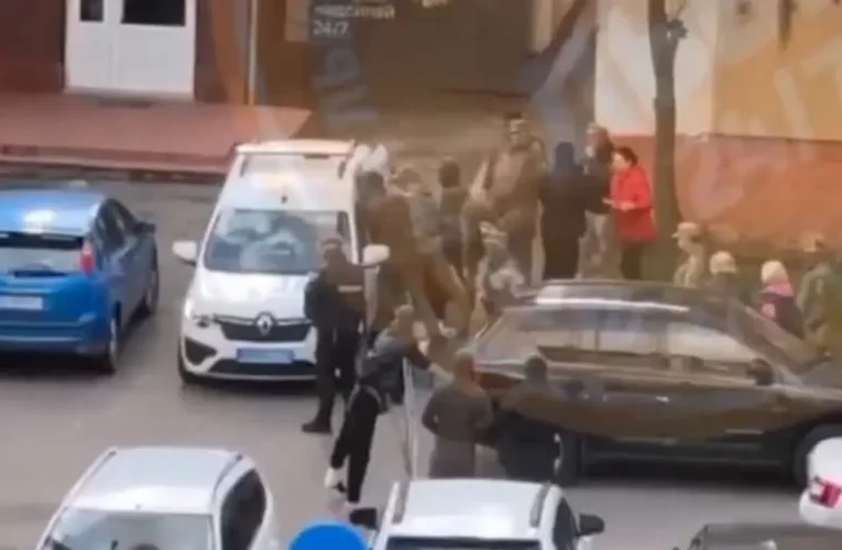 Emberrablás Lvovban – drámai felvétel a „demokráciában szenvedő” Ukrajnából (18+)