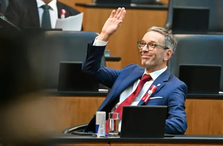 Csillagokban a Szabadságpárt támogatottsága, az osztrákok Herbert Kicklt látnák szívesen kancellárként