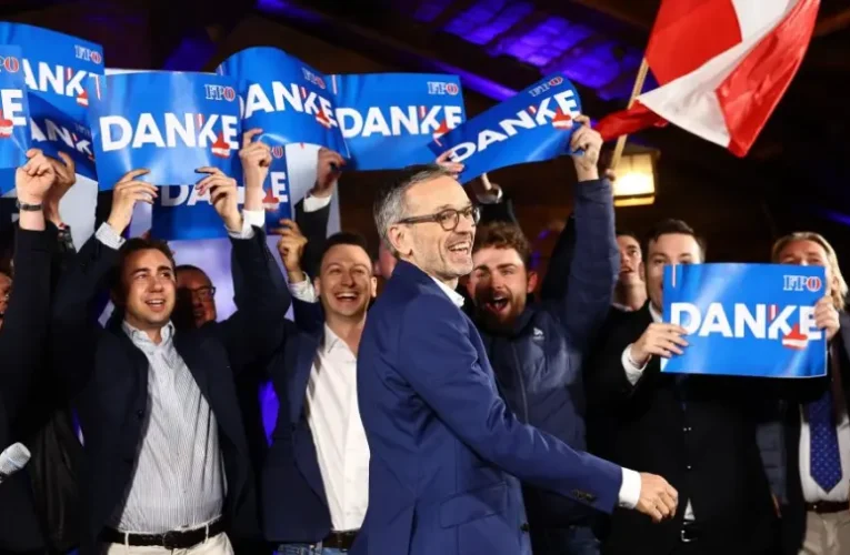 „Vagy folytatódik az eddigi kudarcos politizálás, vagy a megoldások jönnek” – interjú az Osztrák Szabadságpárt főtitkárával