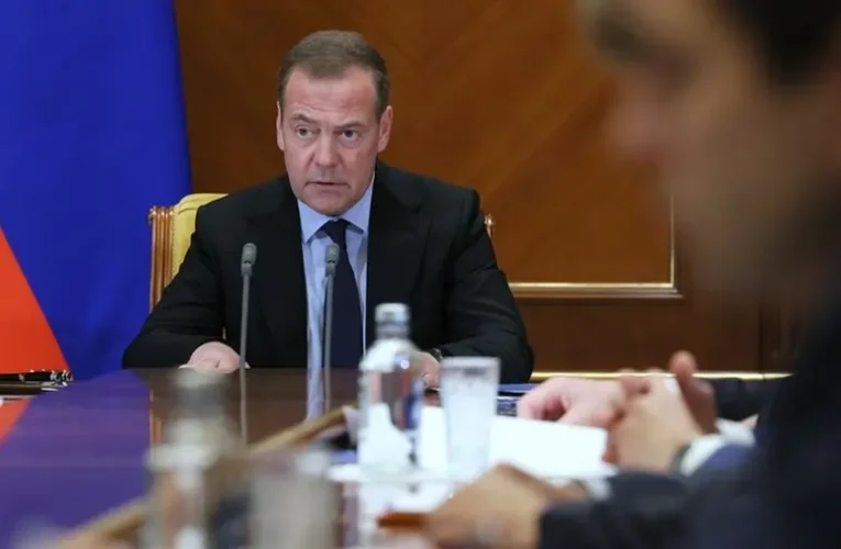 Medvegyev reagált a volt lengyel tábornok fenyegetésére, aki Szentpétervárt bombázná