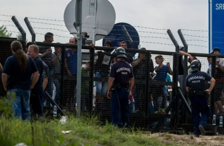A brit politikatudósnak tetszik a migránsok Brüsszelbe buszoztatása Magyarország határairól