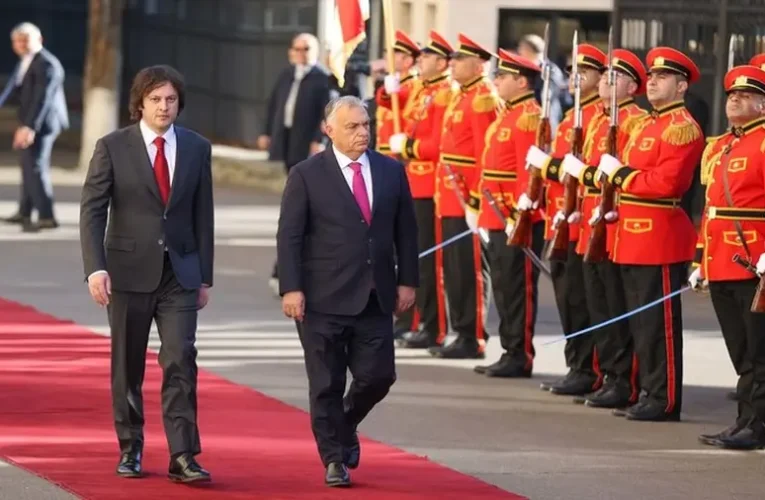 A Russia Today Orbán Viktor georgiai látogatásáról: „Orbán letöri a Nyugat hisztijét a grúz választással kapcsolatban”