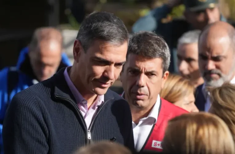 Dühös tömeg fogadta és sárral dobálta meg a spanyol királyt és a miniszterelnököt az árvízkárok helyszínén