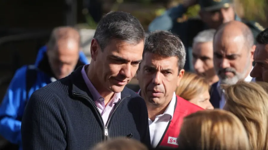 Kiemelt kép: Pedro Sánchez spanyol miniszterelnök és Carlos Mazón tartományi elnök (Fotó: Jorge Gil/ Getty Images)
