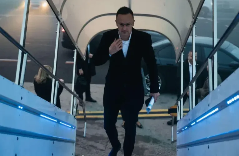 Szijjártó Péter: Olyan döntéseket hozathatnak meg Bidennel, melyek világméretű katasztrófához vezetnek