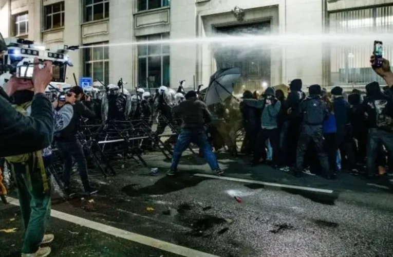 Botrány Brüsszelben: magyarokra vadásztak a tomboló szélsőbalosok