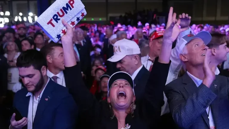 Kiemelt képen: Donald Trump támogatói a Palm Beach Kongresszusi Központban, 2024. november 6-án, szerdán, West Palm Beach-ben, Fla. (AP Photo/Evan Vucci)