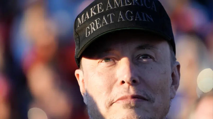 Kiemelt képen: Elon Musk, a Tesla vezérigazgatója Donald Trump kampányrendezvényét hallgatja a Pennsylvania állambeli Butlerben, 2024. október 5-én