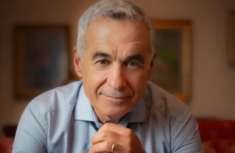 Meglepetés a romániai elnökválasztáson: Calin Georgescu vezet, Ciolacu kieshet a versenyből