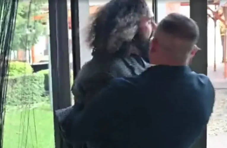 Videó! Magyar Péter kidobatta a Hír TV stábját