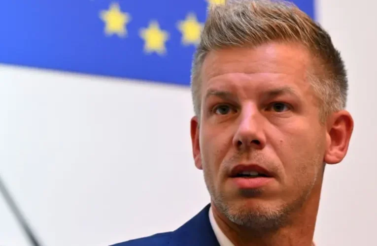 A sötét komcsi-libernyák múltba repítené vissza az országot a Tisza Párt