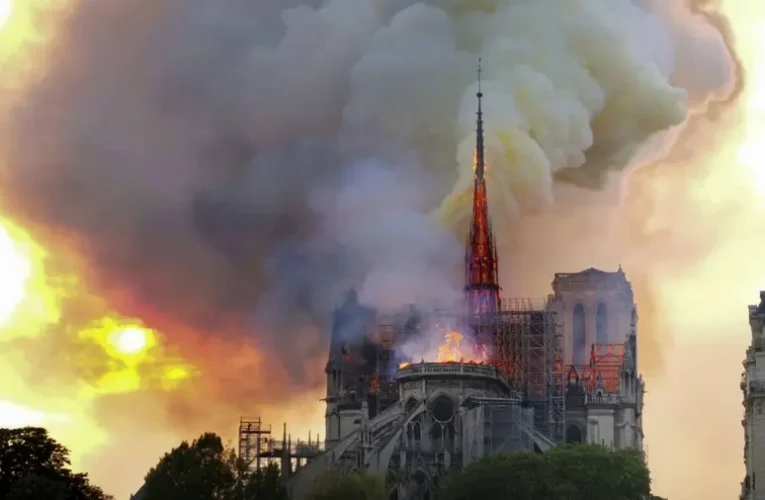 Ferenc pápa elutasította Macron meghívását a Notre-Dame megnyitó ünnepségére