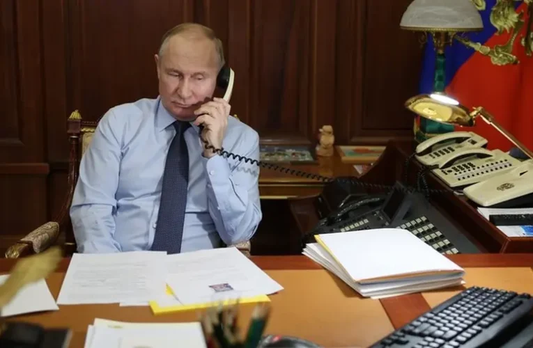 A Kreml megerősítette: megtörtént a telefonkapcsolat Scholz és Putyin között