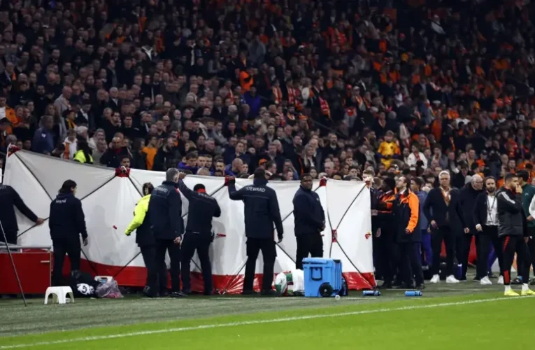 Dráma a holland-magyar meccsen – Szalai Ádám rosszul lett (videó)