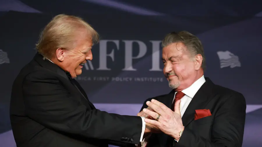 Kiemelt képen: Donald Trump megválasztott amerikai elnök köszönti Sylvester Stallonet az America First Policy Institute gáláján a floridai Palm Beach-ben, Mar-a-Lagoban, 2024. november 14-én. © Joe Raedle / Getty Images