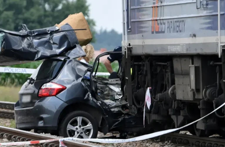 Két tehervonat szakított szét egy vasúti átjáróban veszteglő autót