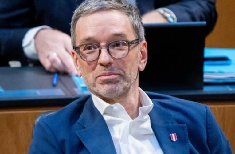 Felfüggesztette Herbert Kickl mentelmi jogát az osztrák parlament