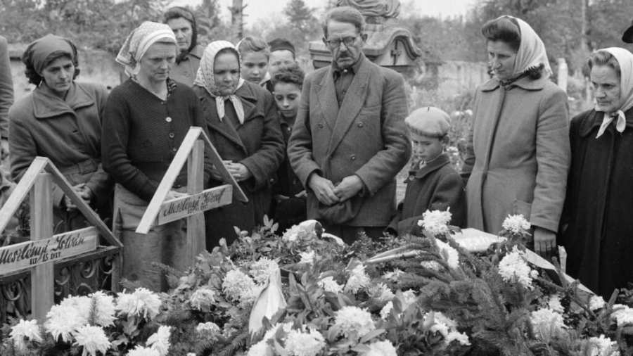 Kiemelt kép: az 1956. október 26-i mosonmagyaróvári sortűz áldozatainak temetésén készült (Forrás: Fortepan / ETH Zürich)