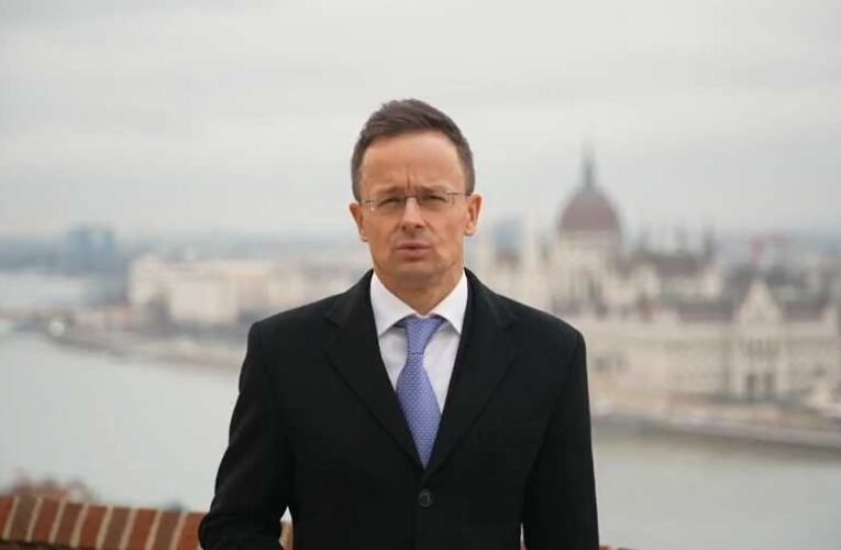 Szijjártó Péter beszámolt arról, mi történt a párizsi magyar nagykövetségen a bombafenyegetés után