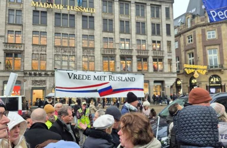 Oroszország mellett és Ukrajna katonai támogatása ellen tüntettek vasárnap Amszterdamban