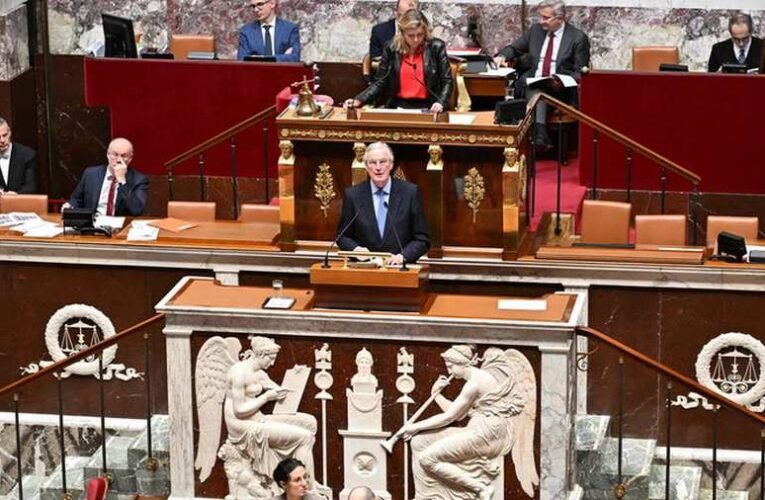 Megbukott a francia kormány, Macron távozását is követelik