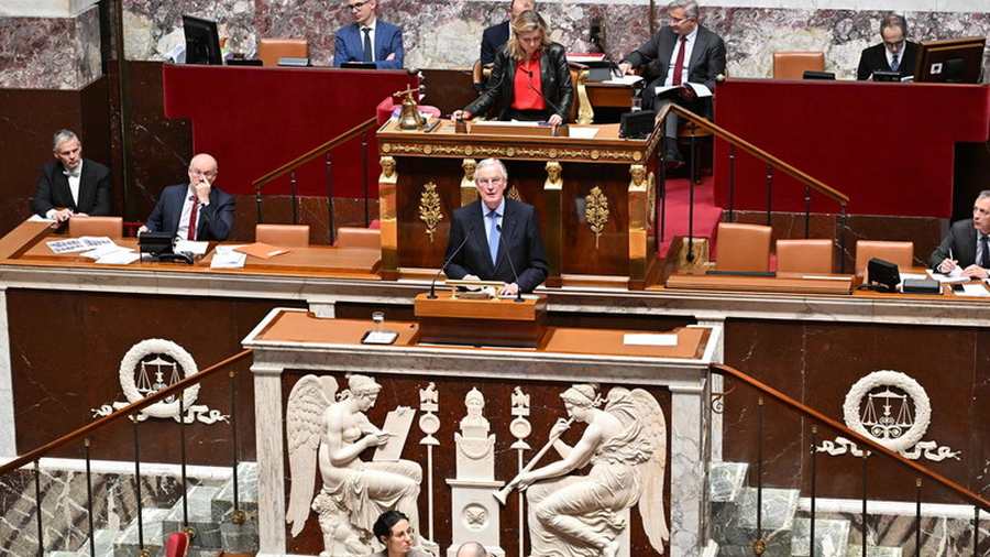 Kiemelt képen: Michel Barnier francia miniszterelnök beszédet mond a bizalmi szavazást megelőző vita során © Getty Images