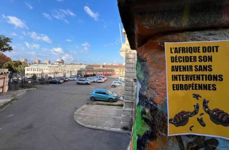 Marseille utcáit szórólapok és graffitik árasztották el
