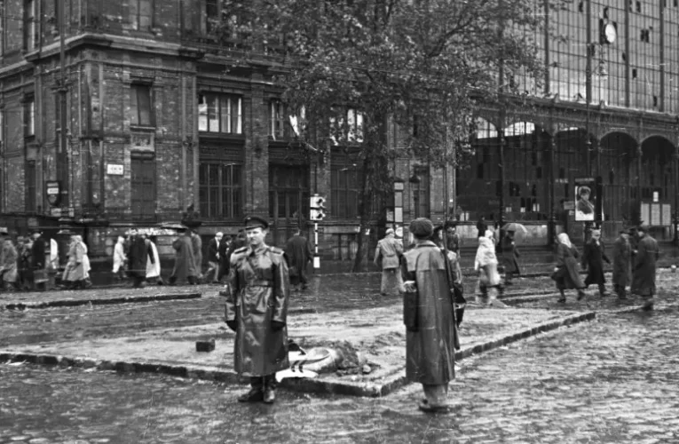 Kiemelt kép: Nyugati pályaudvar a forradalom idején (Fortepan 40229/NAGY GYULA)