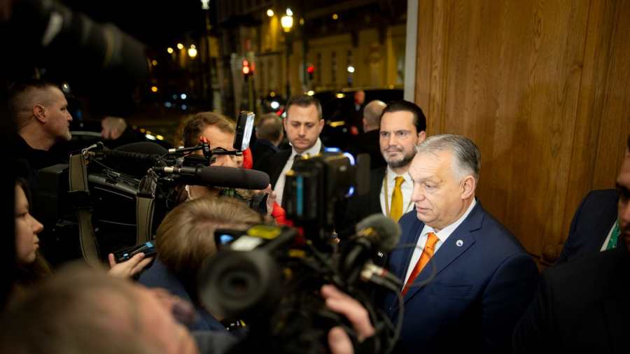 Kiemelt képen: A Miniszterelnöki Sajtóiroda által közreadott képen Orbán Viktor miniszterelnök, a Fidesz elnöke (j) nyilatkozik a sajtónak a Patrióták Európáért pártcsoport vezetőinek találkozója előtt a brüsszeli Magyar Házban 2024. december 19-én. A kormányfő mellett sajtófőnöke, Havasi Bertalan (j2) (Fotó: MTI/Miniszterelnöki Sajtóiroda/Fischer Zoltán)