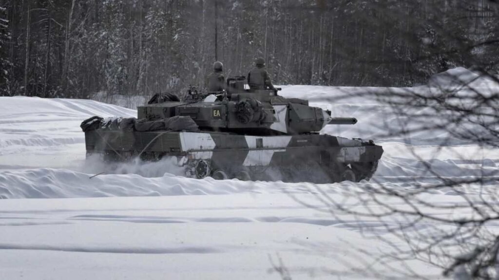 A svéd hadsereg egyik Leopard 2 harckocsija a Norbotten megyei Boden kaszárnyájánál 2023. február 24-én, az ukrajnai háború kitörésének első évfordulóján (Fotó: MTI/EPA/TT Hírügynökség/Andreas Sjoelin)