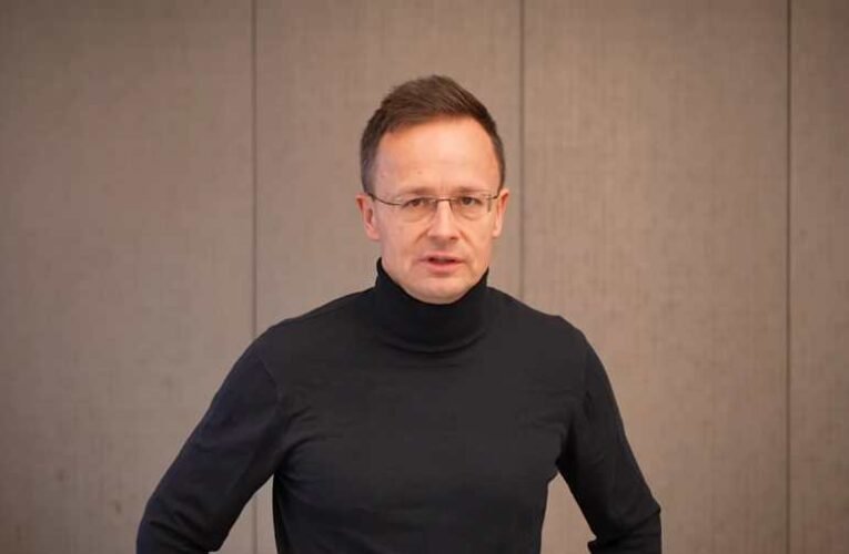 Szijjártó Péter önmérsékletre kérte az álhíreket terjesztő újságírókat és politikusokat – katonák jelentek meg a szíriai magyar követség épületénél