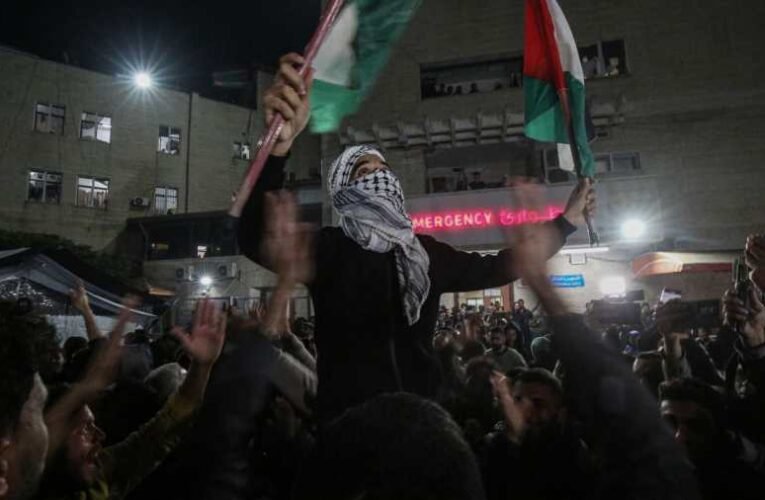 Izraelben bejelentették az Izrael és a Hamász közötti tűzszünetet és a túszalkut