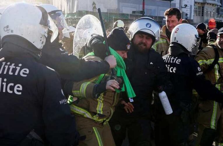Sztrájk Belgiumban: összeverekedtek a tűzoltók és a rendőrök, 30 000 tiltakozó vonult fel Brüsszelben