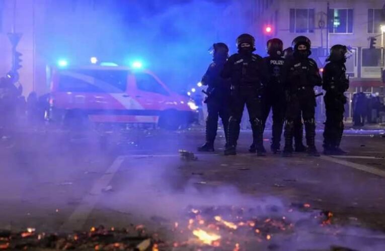 Késelés és zavargás Berlinben